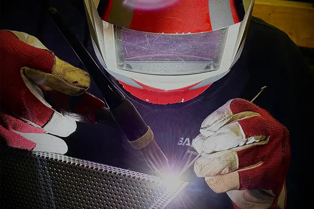 Schlosserei & Alu-, Stahlbau Mann bei der Arbeit